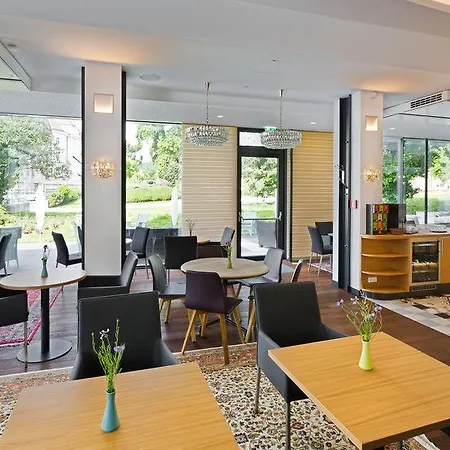 Hotell At The Park 4*