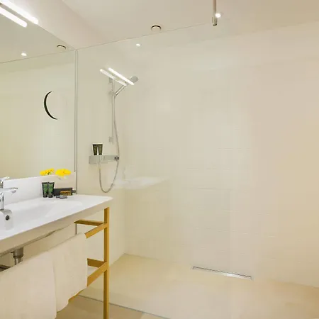 Hotell At The Park 4*